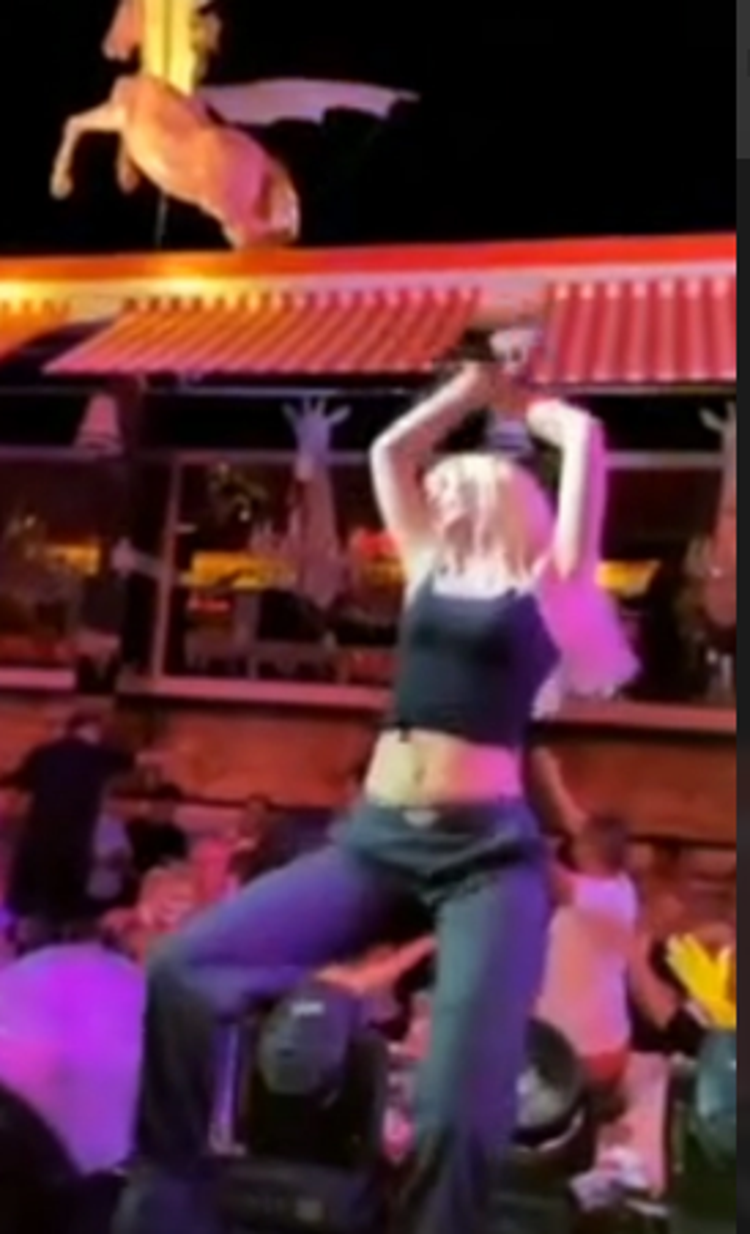 Aleyna Tilki sahneye sütyensiz çıktı Tek düğmeli hırkasıyla olay oldu...