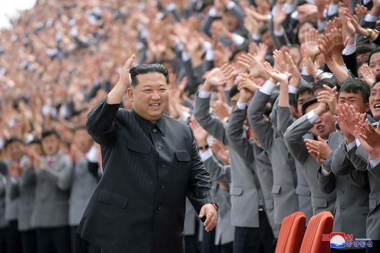 Kuzey Koreden itiraf gibi bir adım geldi Kim Jong-un acil durum ilan etti....