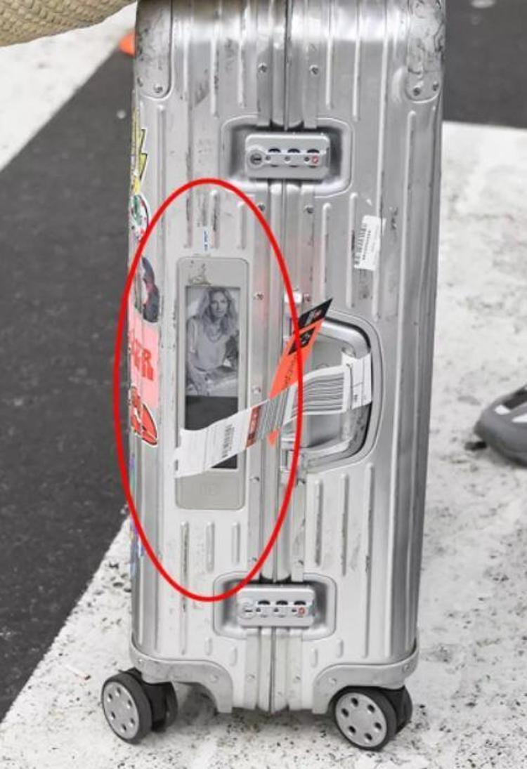 BAVULDAKİ FOTOĞRAF DİKKAT ÇEKTİ