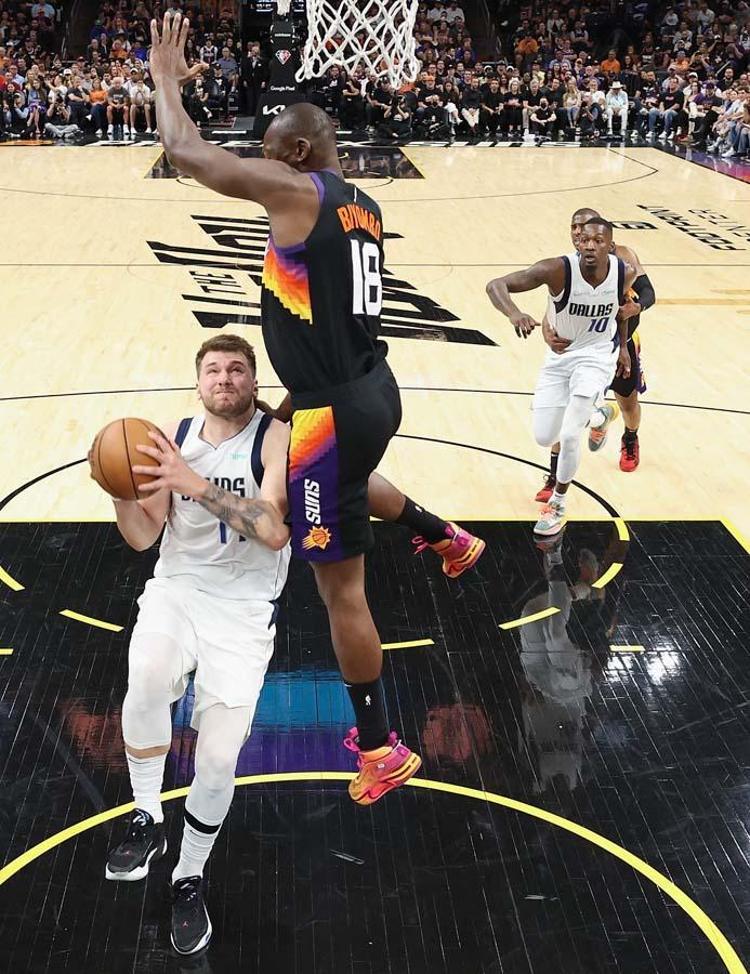 NBA Batı Konferansı yarı finali 7. maçında Dallas Mavericks, Phoenix Sunsı Luka Doncic ile geçti Tarihi istatistik...