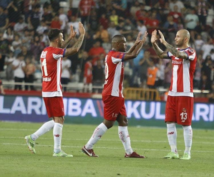 Son maçta Türkiyeyi ayağa kaldıran gol ve 1-1in ardından Antalyada ayrılık...
