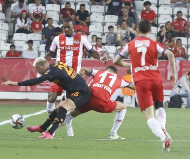 Son maçta Türkiyeyi ayağa kaldıran gol ve 1-1in ardından Antalyada ayrılık...