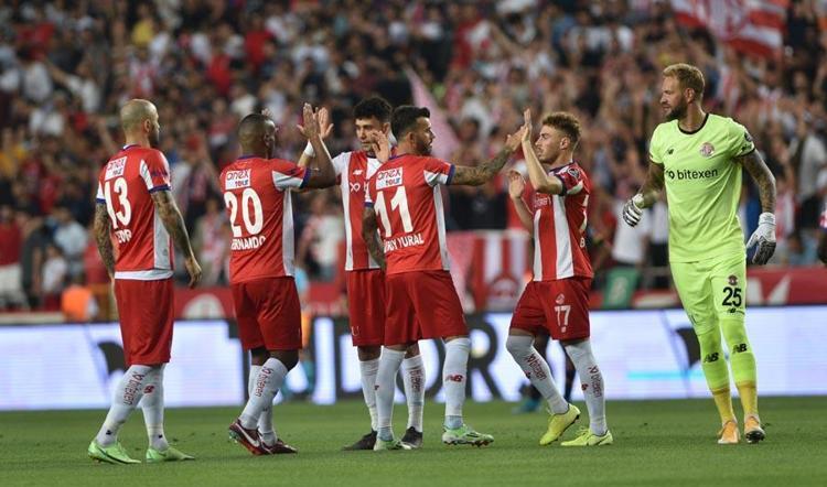Son maçta Türkiyeyi ayağa kaldıran gol ve 1-1in ardından Antalyada ayrılık...
