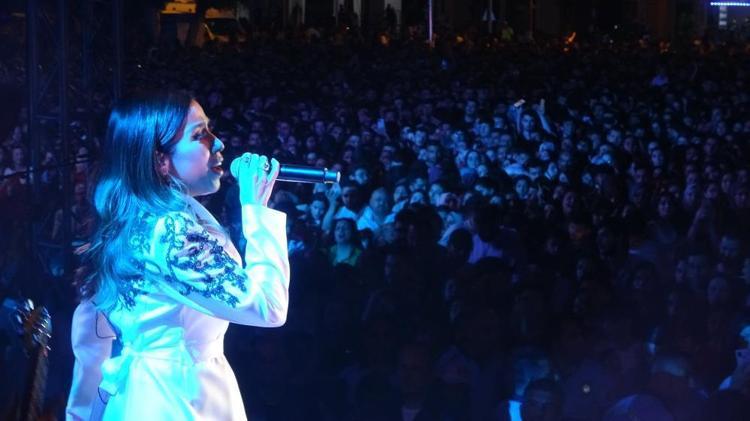 Burcu Güneşin özel dikim elbisesinin fiyatı dudak uçuklattı 1.5 ayda işlendi...