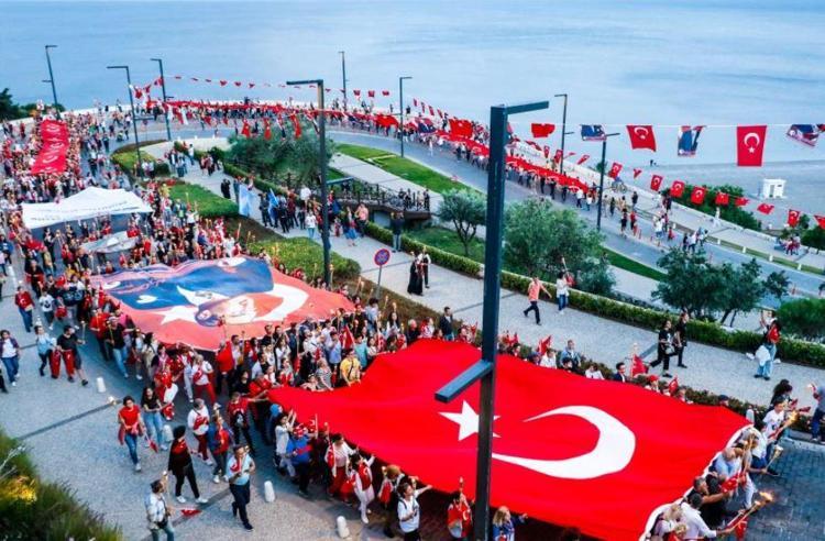BİNLERCE KİŞİ FENER ALAYINDA YÜRÜDÜ