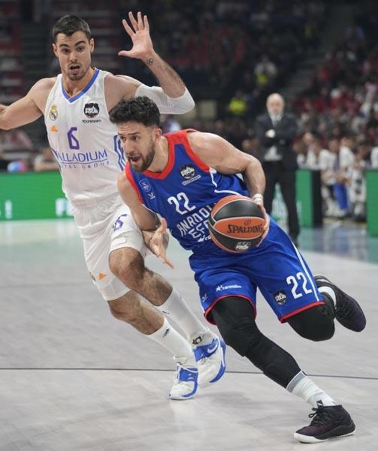Anadolu Efes bir kez daha tarih yazdı Ergin Atamanın Türkçe röportajı ayakta alkışlandı