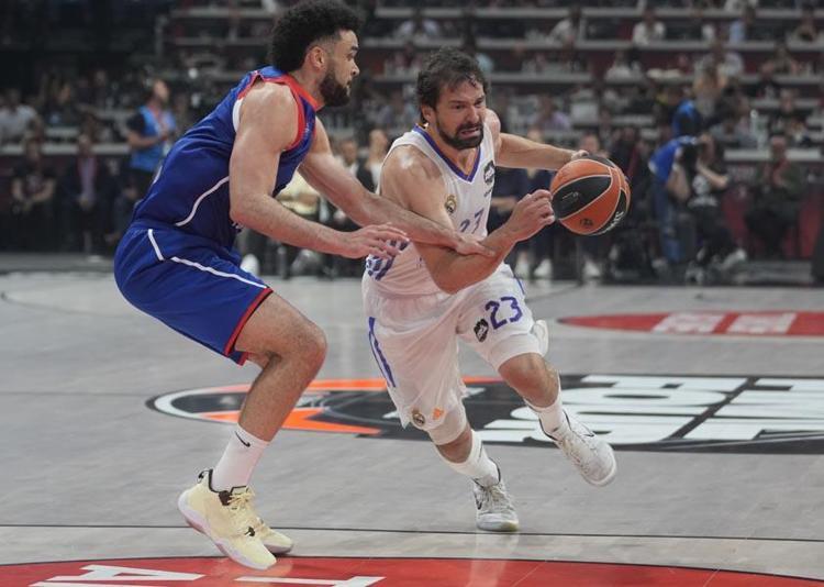 Anadolu Efes bir kez daha tarih yazdı Ergin Atamanın Türkçe röportajı ayakta alkışlandı