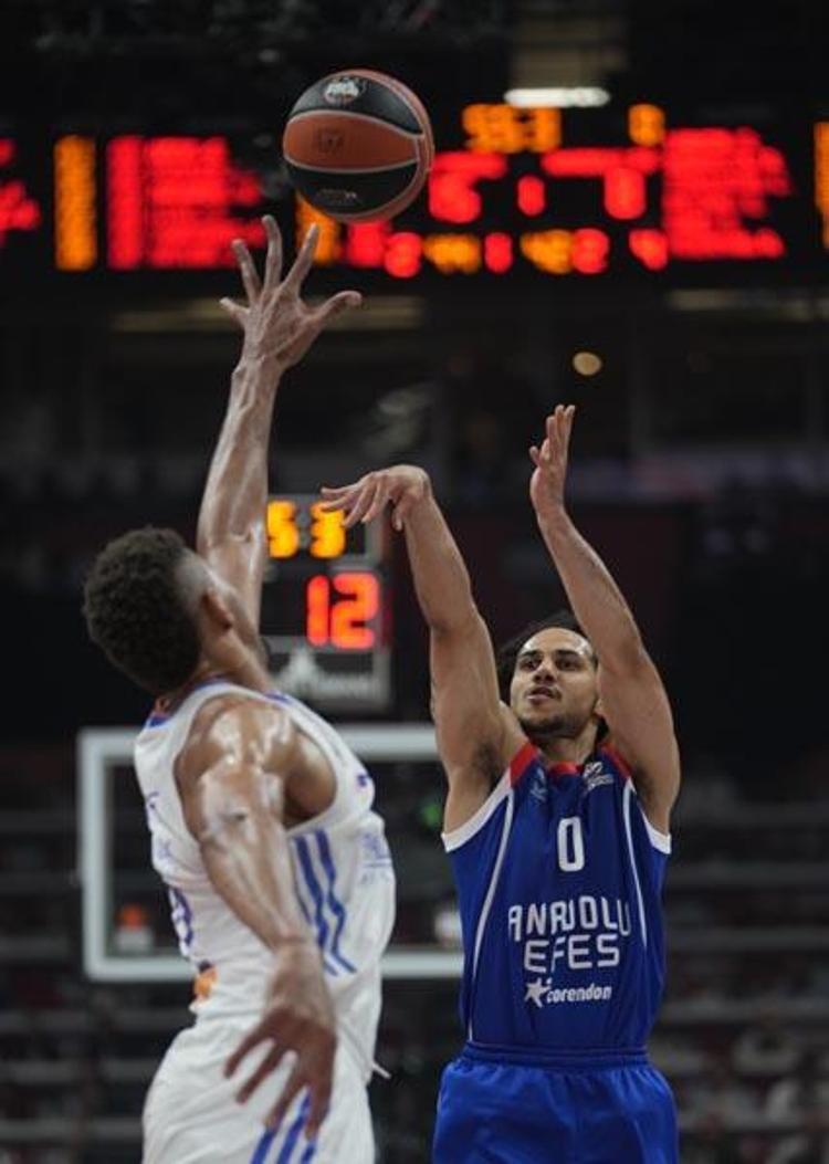 Anadolu Efes bir kez daha tarih yazdı Ergin Atamanın Türkçe röportajı ayakta alkışlandı