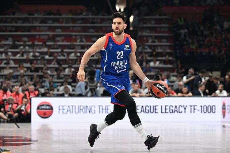 Anadolu Efes bir kez daha tarih yazdı Ergin Atamanın Türkçe röportajı ayakta alkışlandı