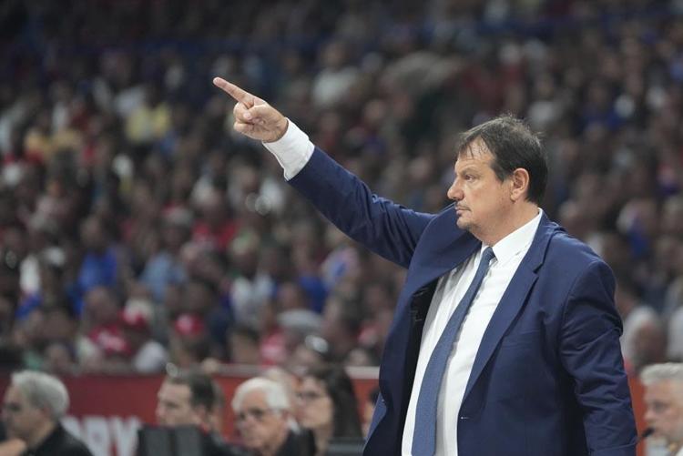 Anadolu Efes bir kez daha tarih yazdı Ergin Atamanın Türkçe röportajı ayakta alkışlandı