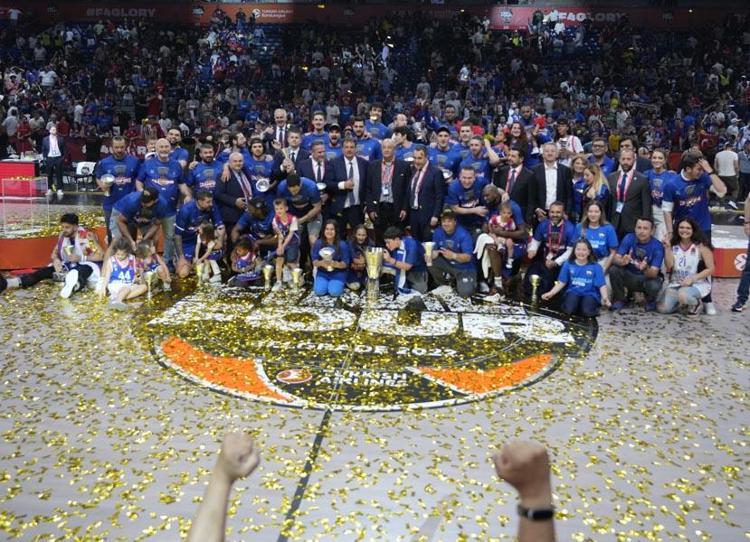 Anadolu Efes bir kez daha tarih yazdı Ergin Atamanın Türkçe röportajı ayakta alkışlandı