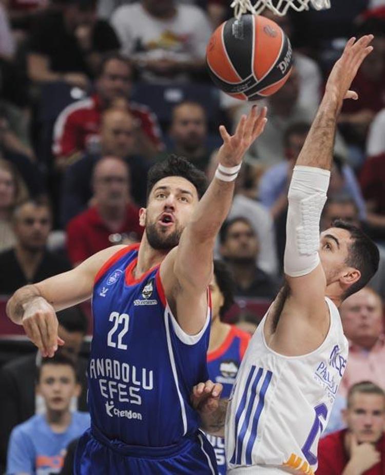 Anadolu Efes bir kez daha tarih yazdı Ergin Atamanın Türkçe röportajı ayakta alkışlandı