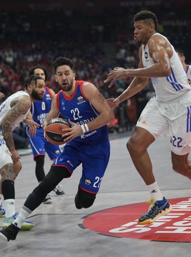 Anadolu Efes bir kez daha tarih yazdı Ergin Atamanın Türkçe röportajı ayakta alkışlandı