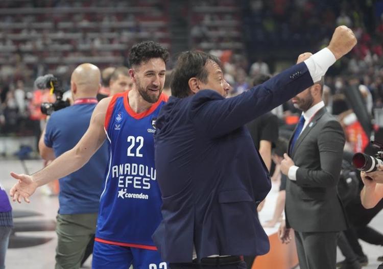 Anadolu Efes bir kez daha tarih yazdı Ergin Atamanın Türkçe röportajı ayakta alkışlandı