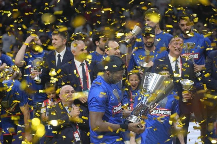 Anadolu Efes bir kez daha tarih yazdı Ergin Atamanın Türkçe röportajı ayakta alkışlandı