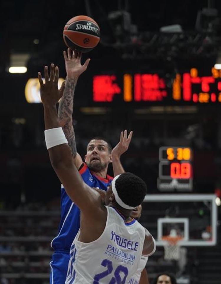 Anadolu Efes bir kez daha tarih yazdı Ergin Atamanın Türkçe röportajı ayakta alkışlandı