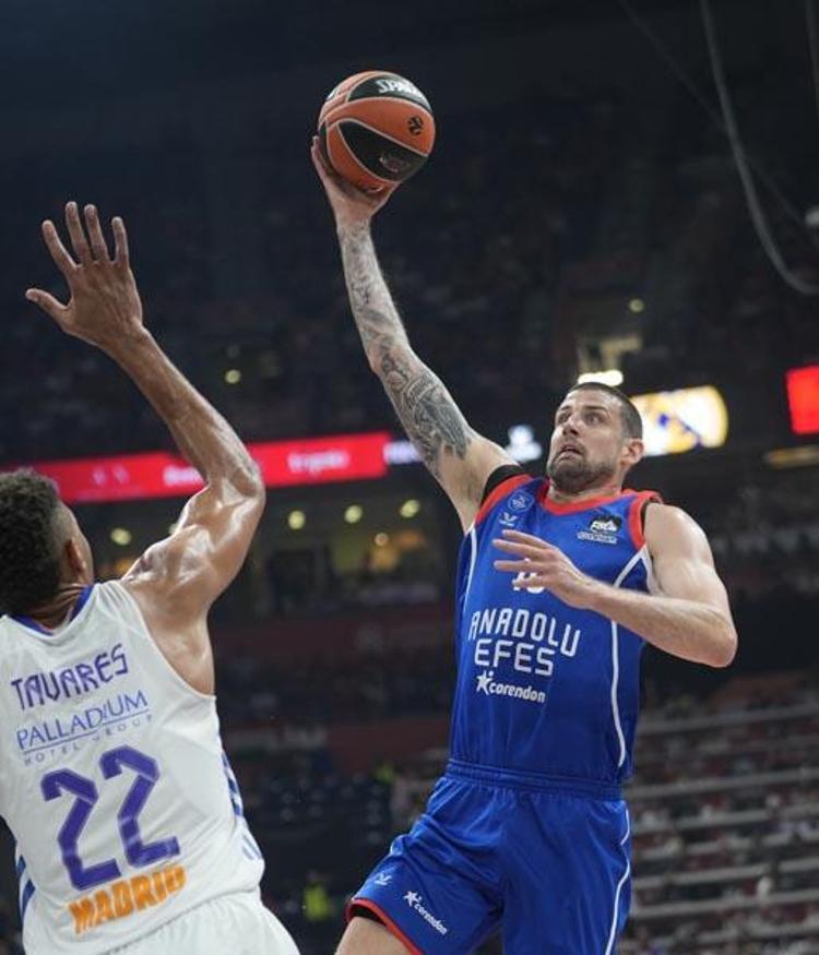 Anadolu Efes bir kez daha tarih yazdı Ergin Atamanın Türkçe röportajı ayakta alkışlandı
