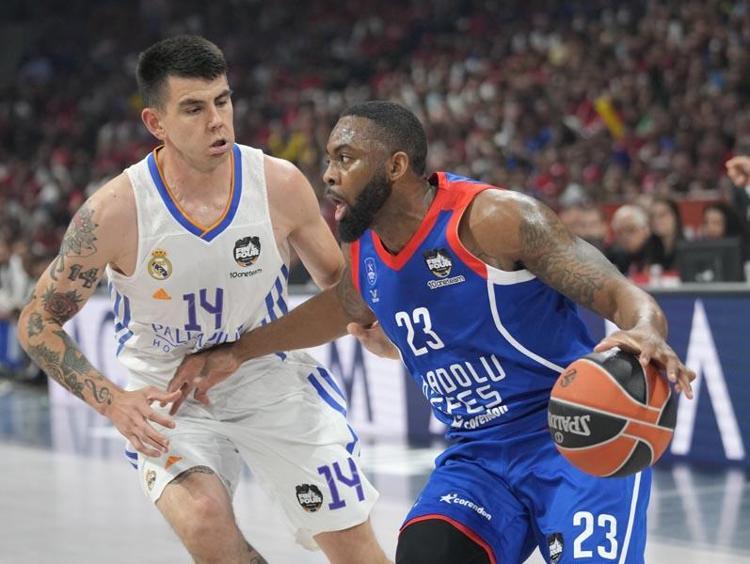 Anadolu Efes bir kez daha tarih yazdı Ergin Atamanın Türkçe röportajı ayakta alkışlandı
