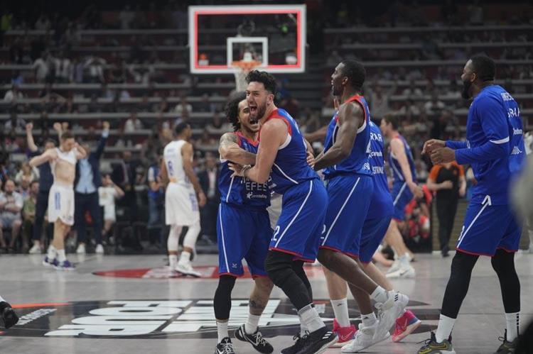 Anadolu Efes bir kez daha tarih yazdı Ergin Atamanın Türkçe röportajı ayakta alkışlandı