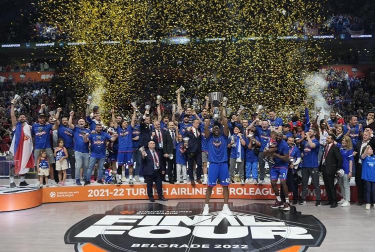 Anadolu Efes bir kez daha tarih yazdı Ergin Atamanın Türkçe röportajı ayakta alkışlandı