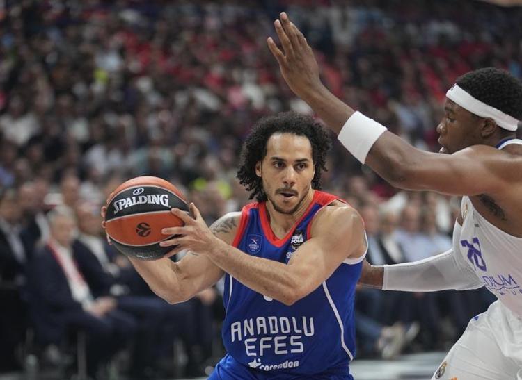 Anadolu Efes bir kez daha tarih yazdı Ergin Atamanın Türkçe röportajı ayakta alkışlandı