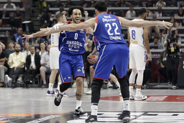 Anadolu Efes bir kez daha tarih yazdı Ergin Atamanın Türkçe röportajı ayakta alkışlandı