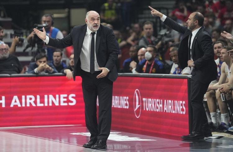 Anadolu Efes bir kez daha tarih yazdı Ergin Atamanın Türkçe röportajı ayakta alkışlandı