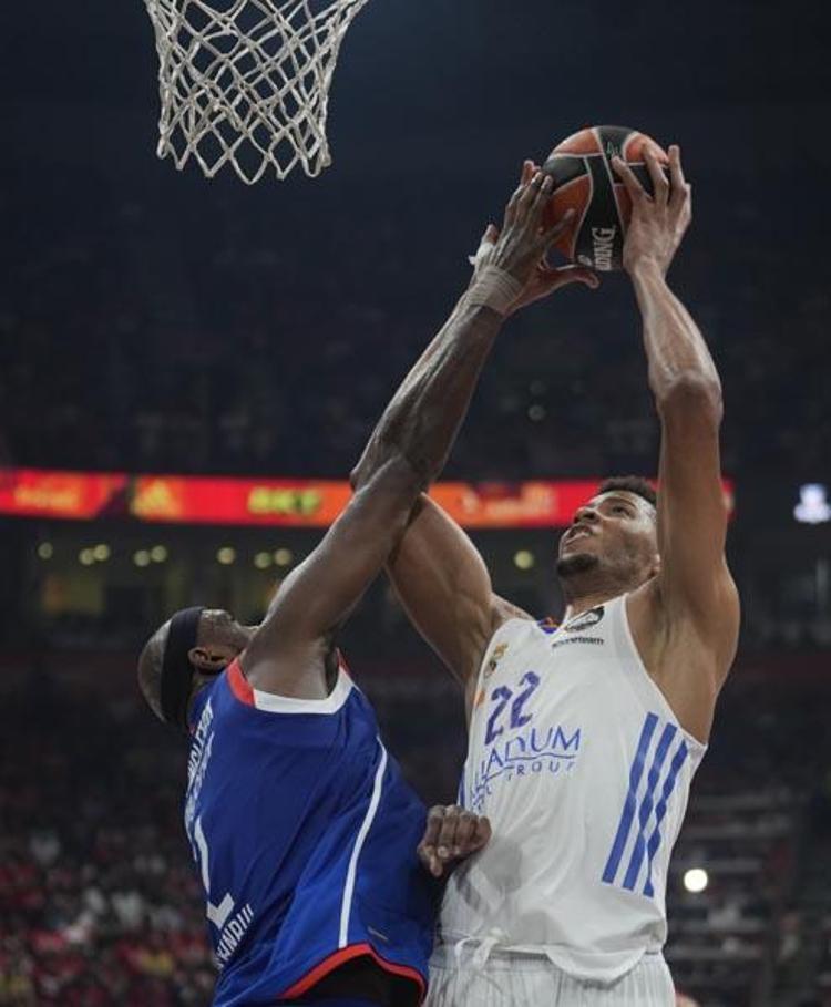 Anadolu Efes bir kez daha tarih yazdı Ergin Atamanın Türkçe röportajı ayakta alkışlandı