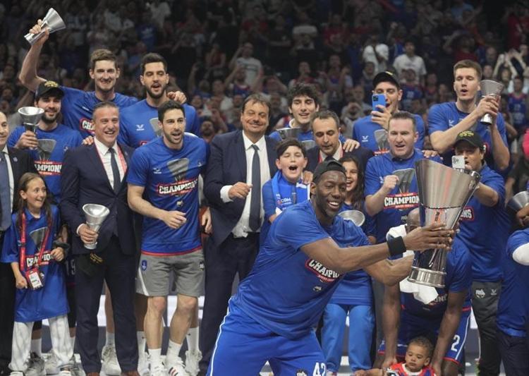 Anadolu Efes bir kez daha tarih yazdı Ergin Atamanın Türkçe röportajı ayakta alkışlandı