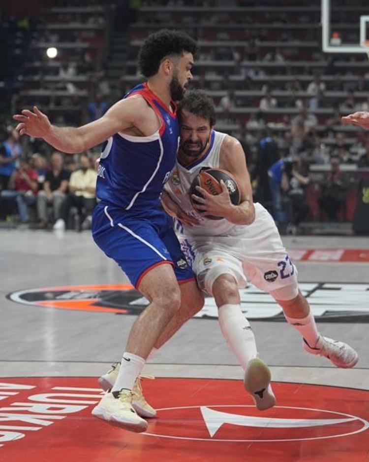 Anadolu Efes bir kez daha tarih yazdı Ergin Atamanın Türkçe röportajı ayakta alkışlandı
