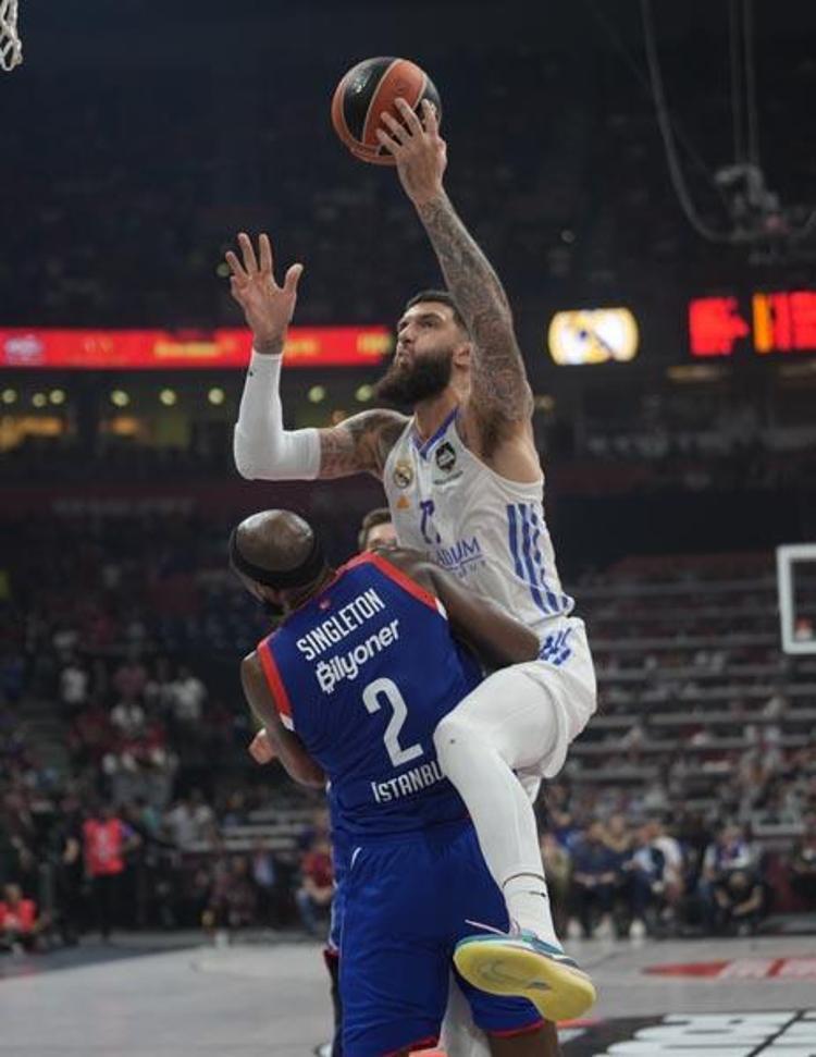 Anadolu Efes bir kez daha tarih yazdı Ergin Atamanın Türkçe röportajı ayakta alkışlandı