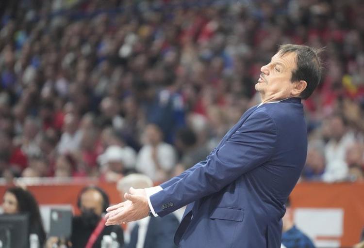 Anadolu Efes bir kez daha tarih yazdı Ergin Atamanın Türkçe röportajı ayakta alkışlandı