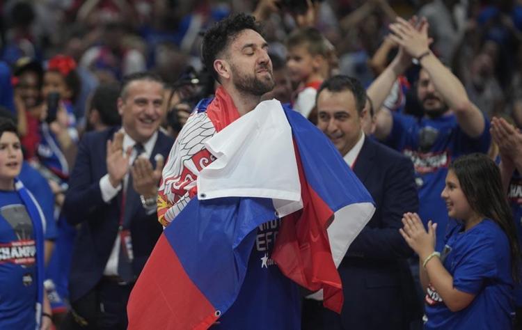 Anadolu Efes bir kez daha tarih yazdı Ergin Atamanın Türkçe röportajı ayakta alkışlandı