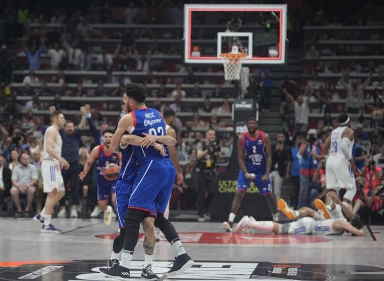 Anadolu Efes bir kez daha tarih yazdı Ergin Atamanın Türkçe röportajı ayakta alkışlandı