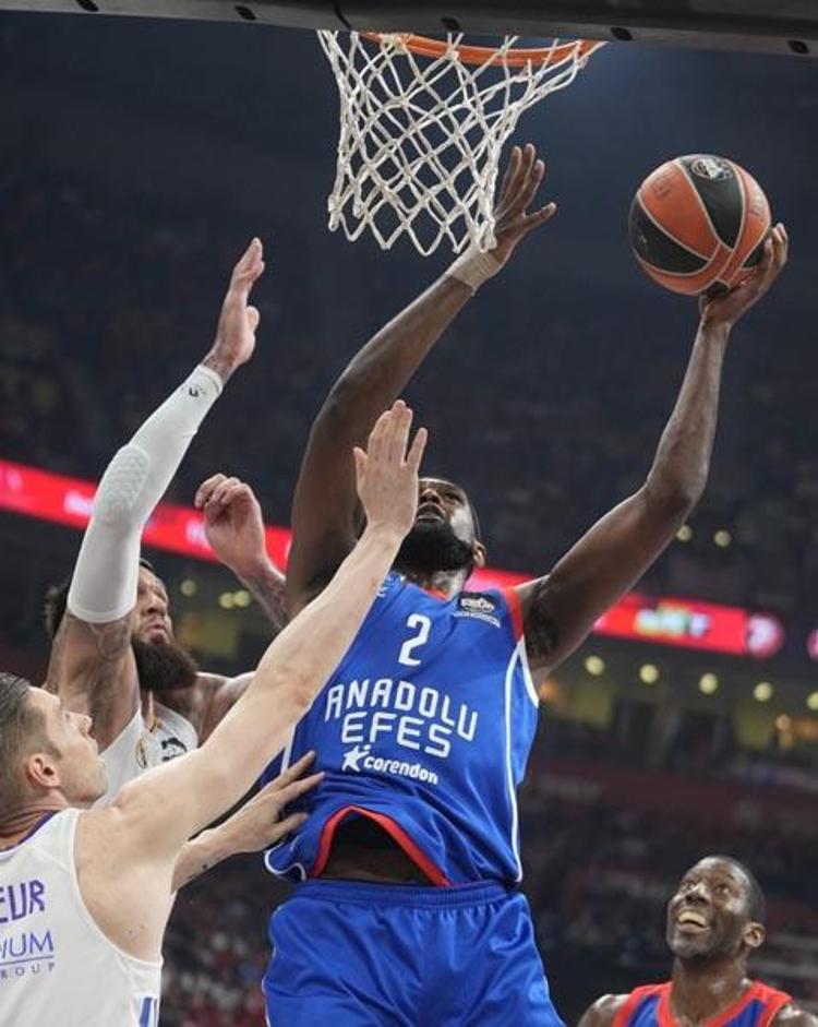 Anadolu Efes bir kez daha tarih yazdı Ergin Atamanın Türkçe röportajı ayakta alkışlandı