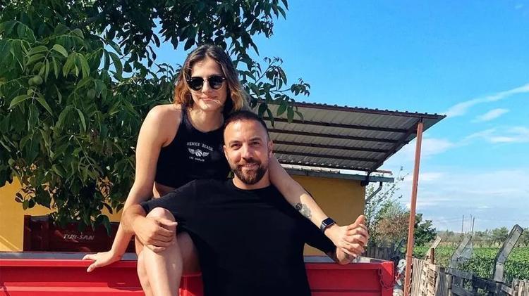 Survivor Sercan Yıldırım aşka geldi Eşiyle dudak dudağa poz...