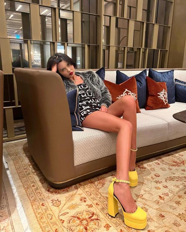 Bahar Candan tatil arkadaşı için para karşılığında ilan verdi