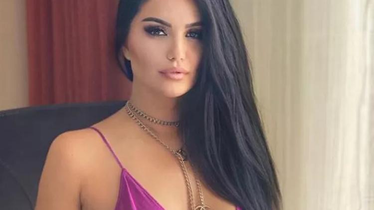 Fatoş Yellilerden mini şortuyla poz verdi,sosyal medya sallandı