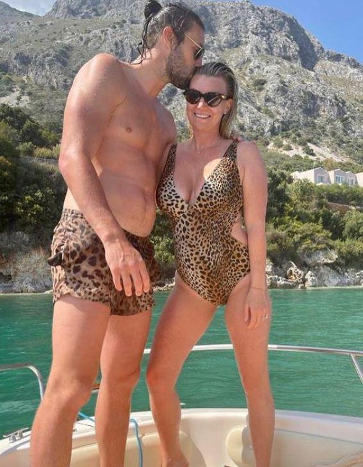 Düğüne günler kala, başka kadınla yatakta skandal fotoğraf Ünlü futbolcu Andy Carrollın adının yazdığı bornozu da giydi...