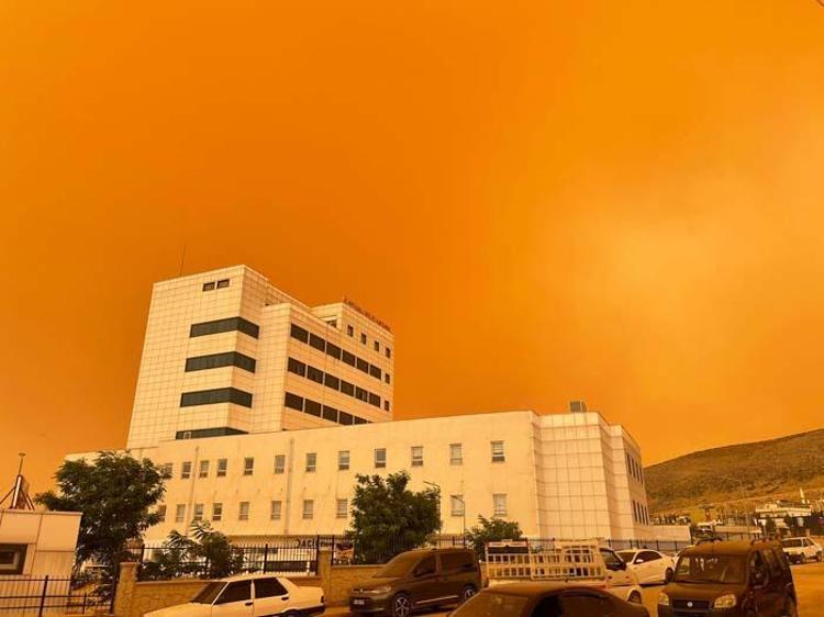 Suriyeden gelen toz bulutu birçok kenti esir aldı Meteoroloji uzmanından uyarı gecikmedi