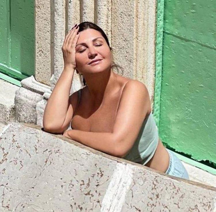 Cansu Dere sezonu açtı Tatil pozları...