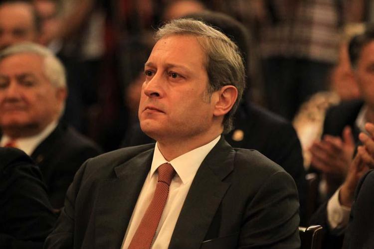 11:18 Mevcut başkan 5 numaralı sandıkta oyunu kullandı.