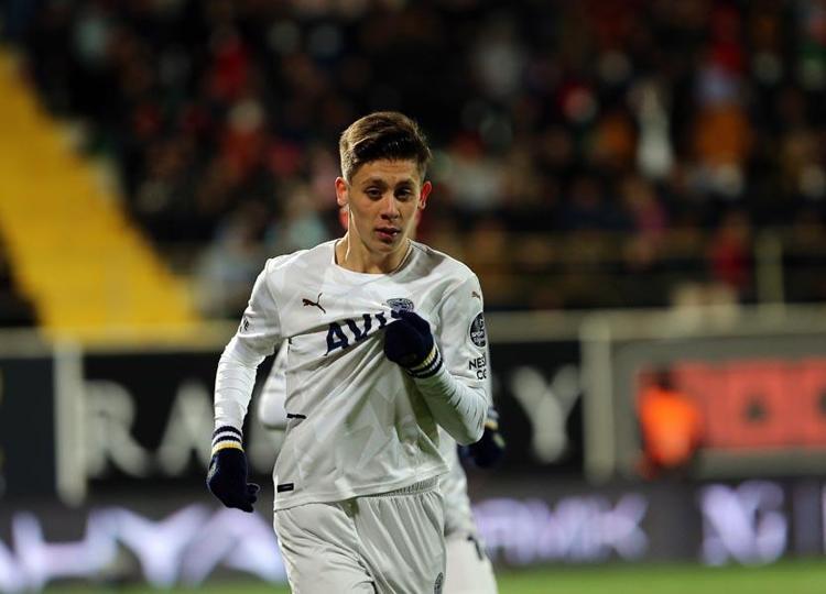 Herkes tatildeyken o antrenmandaydı Mesut Özili sildi süper yeteneği yeni lider yaptı