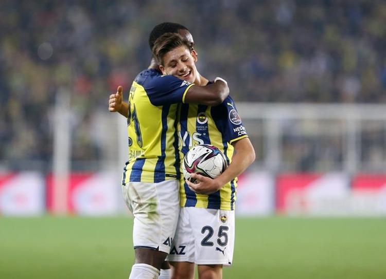 Herkes tatildeyken o antrenmandaydı Mesut Özili sildi süper yeteneği yeni lider yaptı