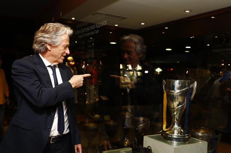 Herkes tatildeyken o antrenmandaydı Mesut Özili sildi süper yeteneği yeni lider yaptı
