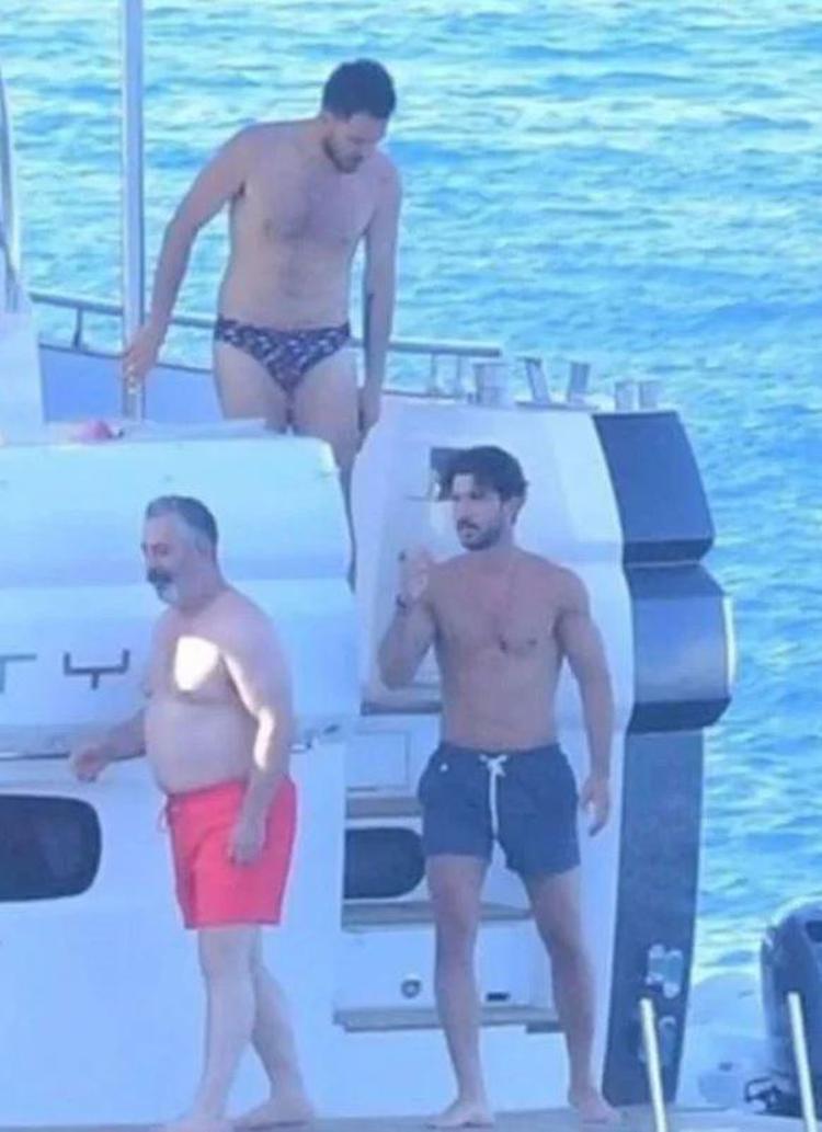 Uraz Kaygılaroğlunun slip mayosuna Ebru Şancı eleştiri yapmıştı Urazdan olay cevap...