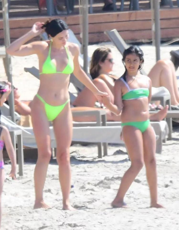 Zeynep Sever Demirel neon yeşili üçgen bikinisiyle nefes kesti