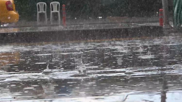Çok kuvvetli geliyor, 60 ilde başlıyor Meteorolojiden son dakika sağanak açıklaması Sıcaklık 5 derece birden düşecek, flaş uyarı...