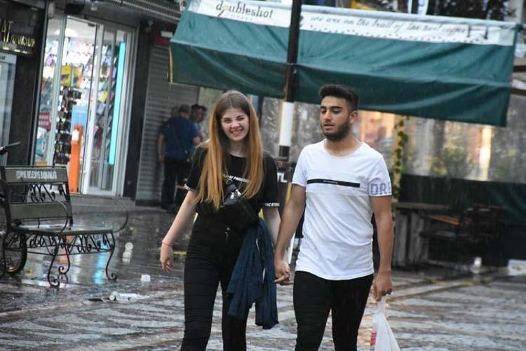Çok kuvvetli geliyor, 60 ilde başlıyor Meteorolojiden son dakika sağanak açıklaması Sıcaklık 5 derece birden düşecek, flaş uyarı...