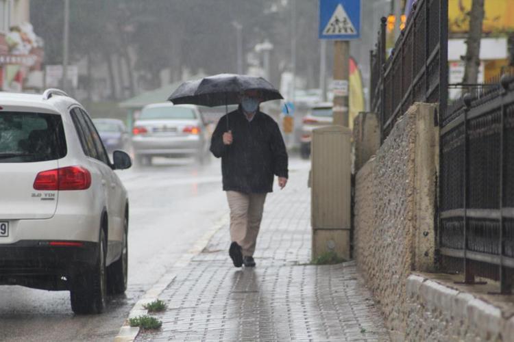 Çok kuvvetli geliyor, 60 ilde başlıyor Meteorolojiden son dakika sağanak açıklaması Sıcaklık 5 derece birden düşecek, flaş uyarı...